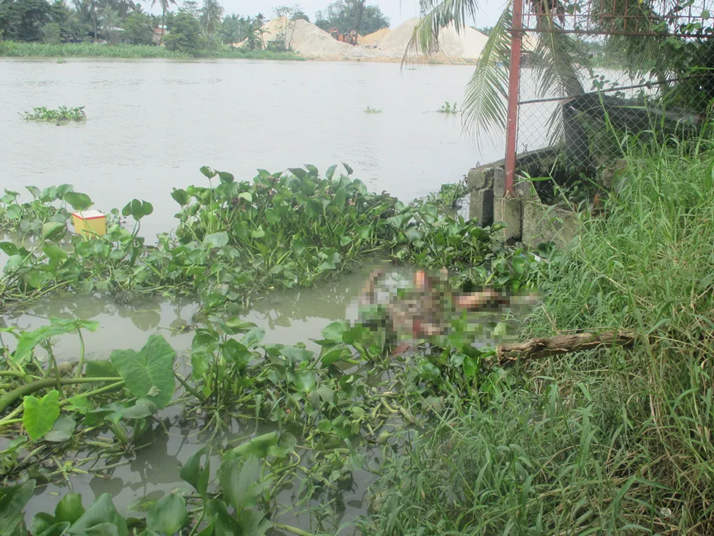 Thi thể người mặc áo phật giáo trôi sông